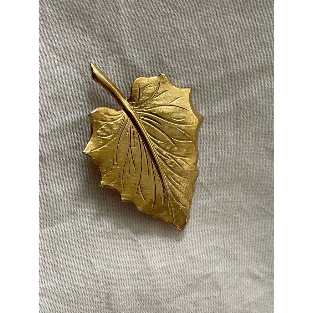 Vintage Gold-tone Lightweight Leaf Brooch - Picture 1 of 12